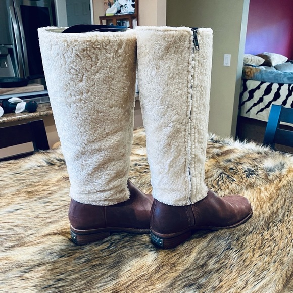 UGG TALL EXPOSED SHERPA - Picture 2 of 11